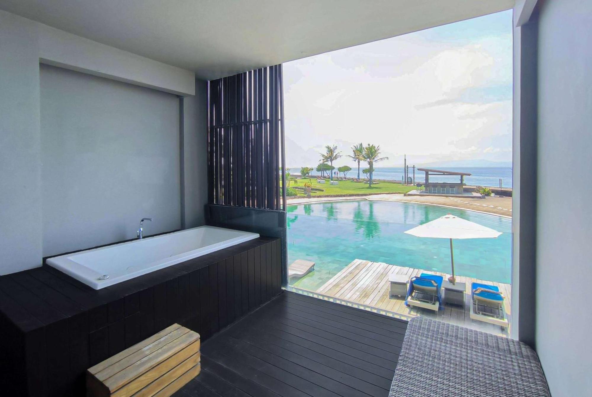 Wyndham Tamansari Jivva Resort Bali Siyut Kültér fotó A bathroom at the hotel
