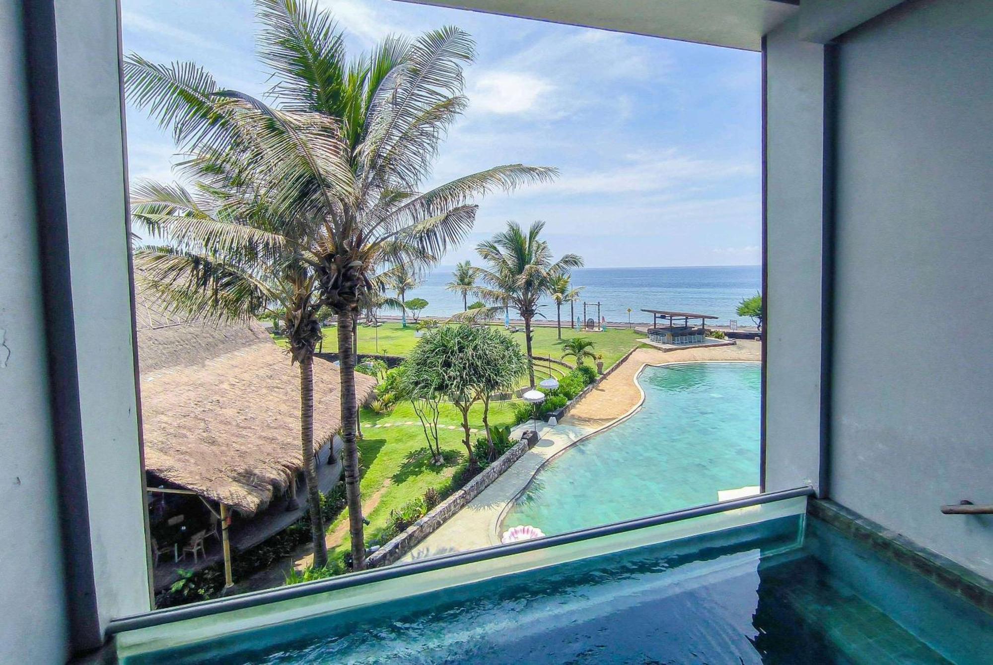 Wyndham Tamansari Jivva Resort Bali Siyut Kültér fotó View from the pool at the hotel