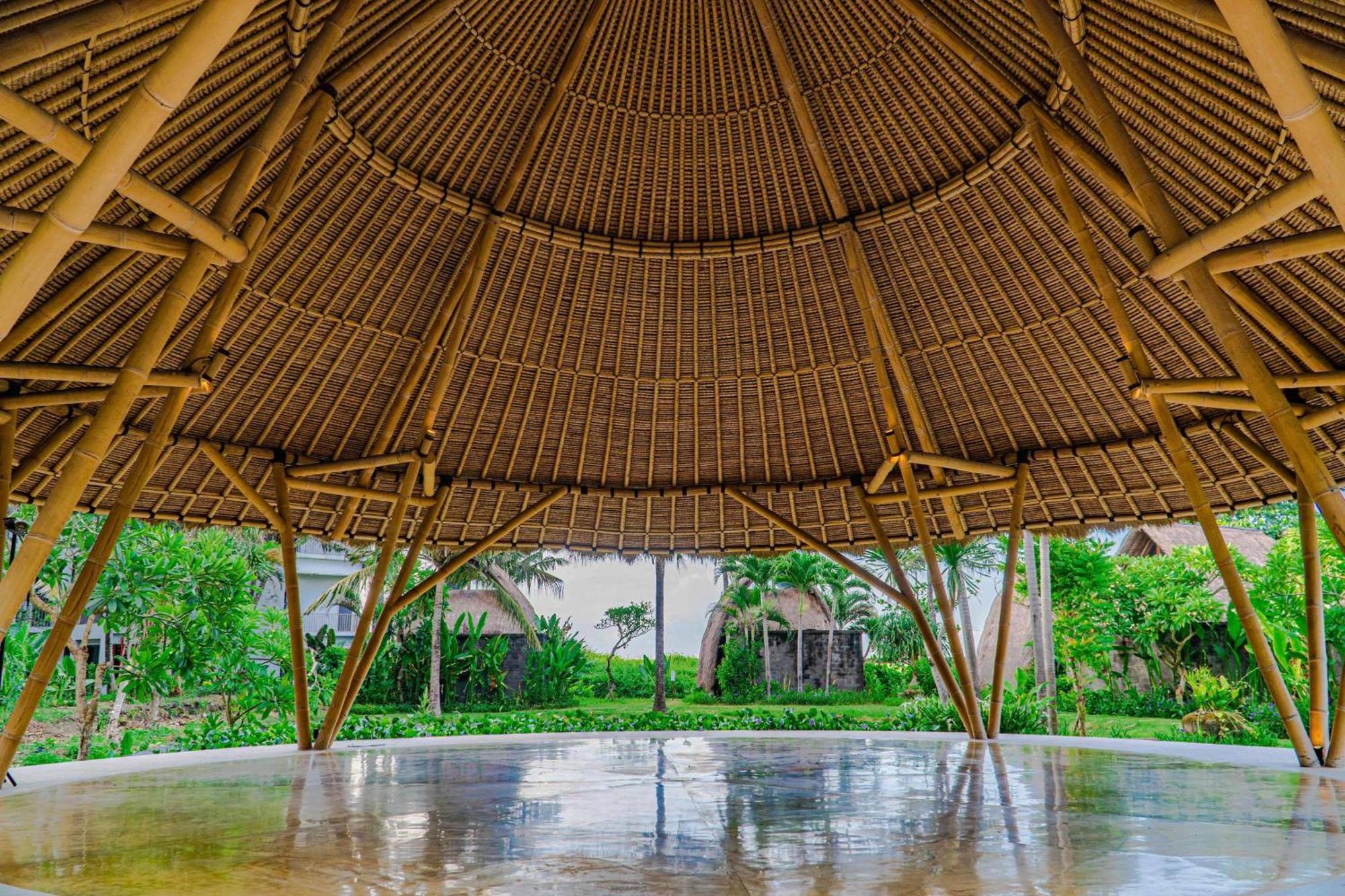 Wyndham Tamansari Jivva Resort Bali Siyut Kültér fotó The interior of the pavilion