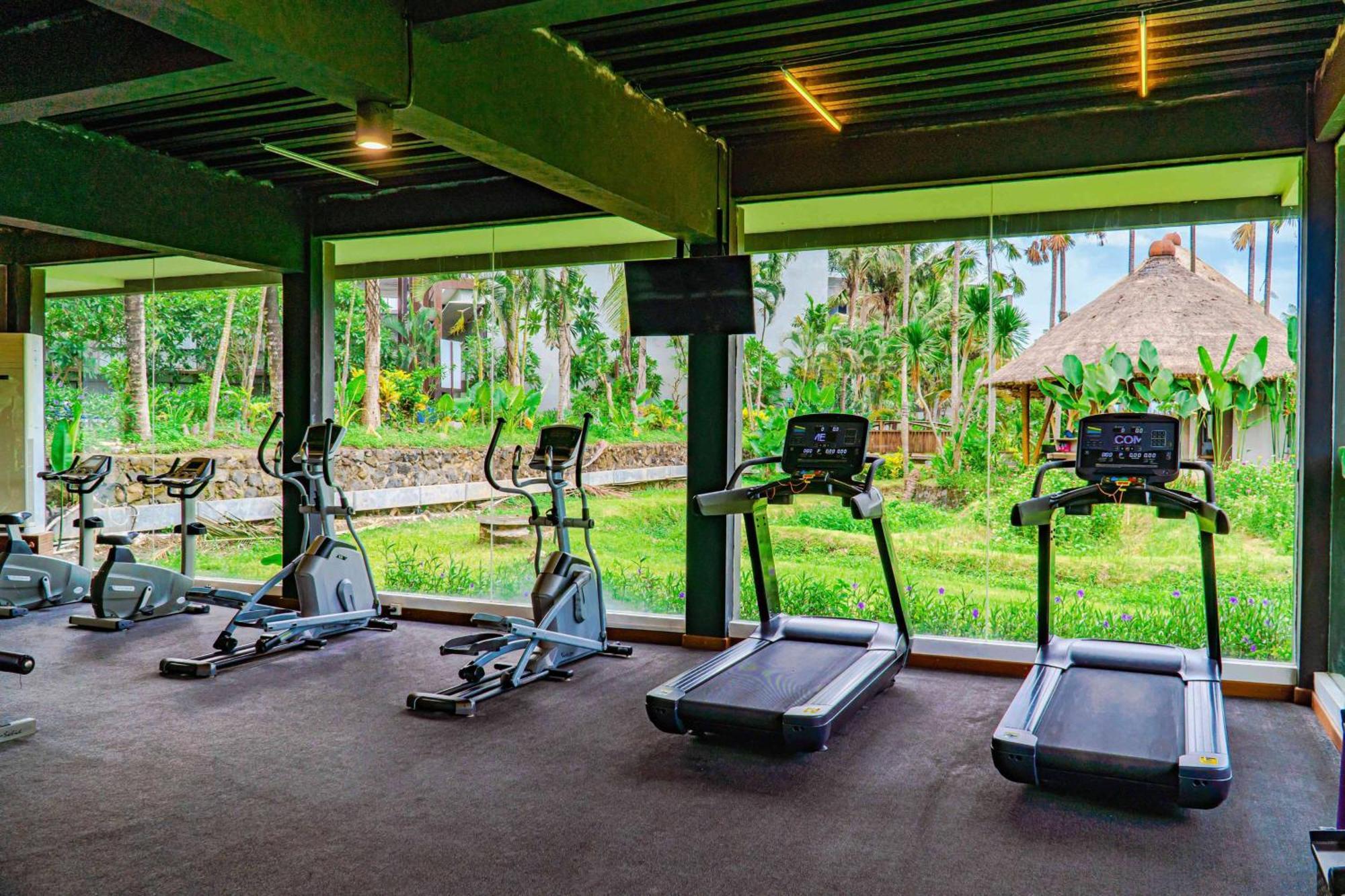 Wyndham Tamansari Jivva Resort Bali Siyut Kültér fotó The gym at the resort