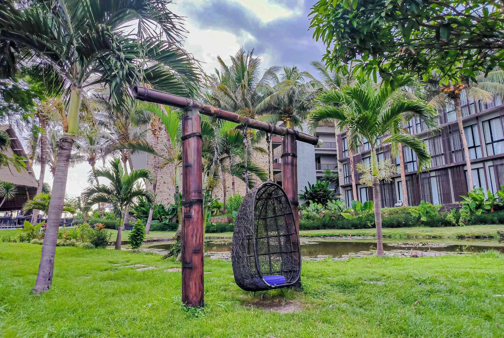 Wyndham Tamansari Jivva Resort Bali Siyut Kültér fotó A swing at the resort