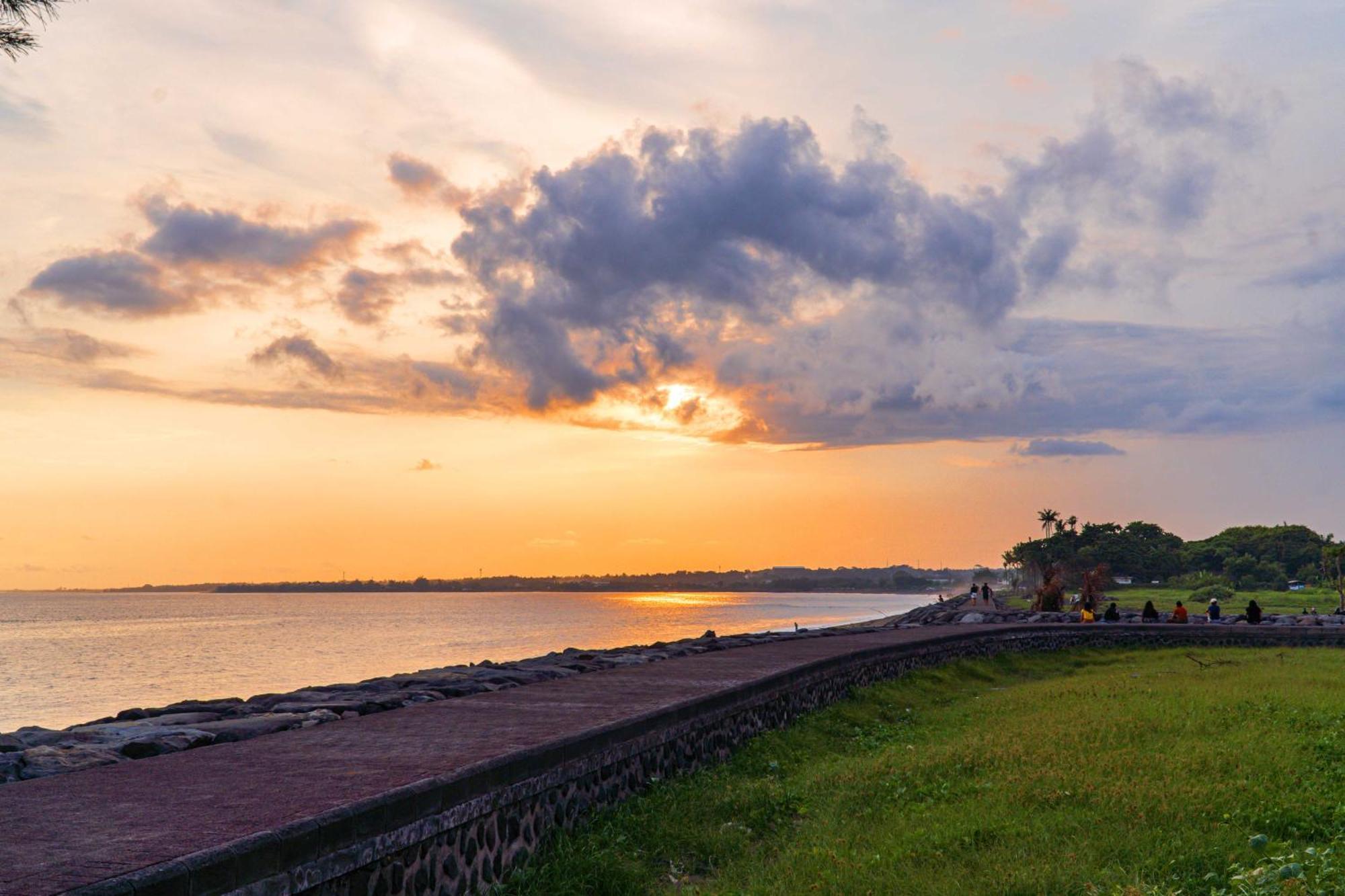 Wyndham Tamansari Jivva Resort Bali Siyut Kültér fotó Sunset at Fort Belan