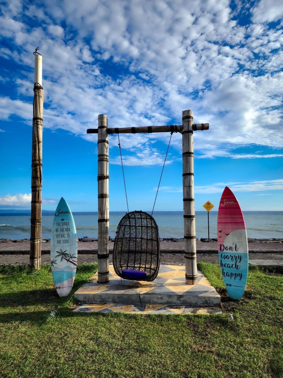 Wyndham Tamansari Jivva Resort Bali Siyut Kültér fotó The swing at the beach