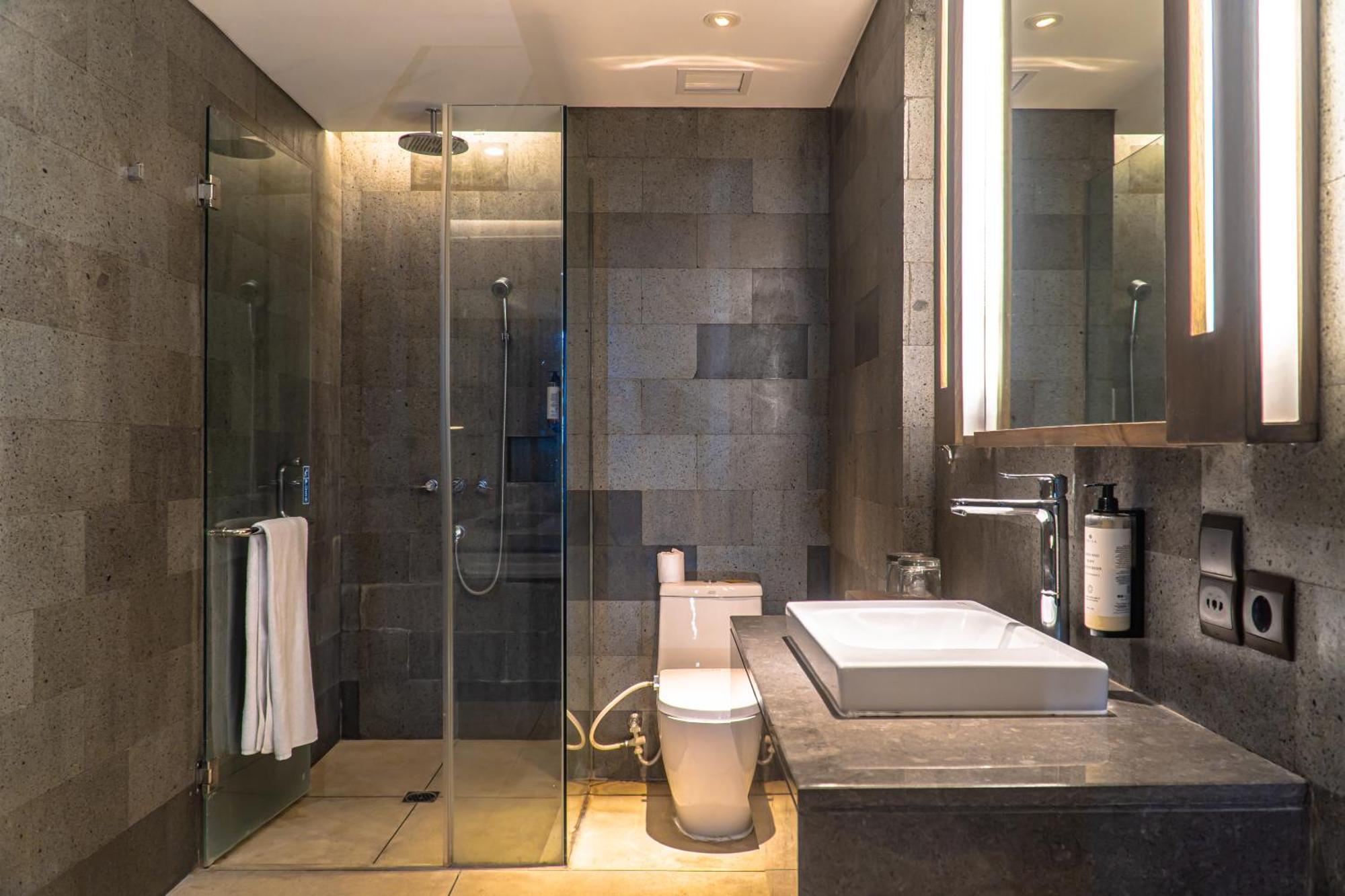 Wyndham Tamansari Jivva Resort Bali Siyut Kültér fotó A modern bathroom