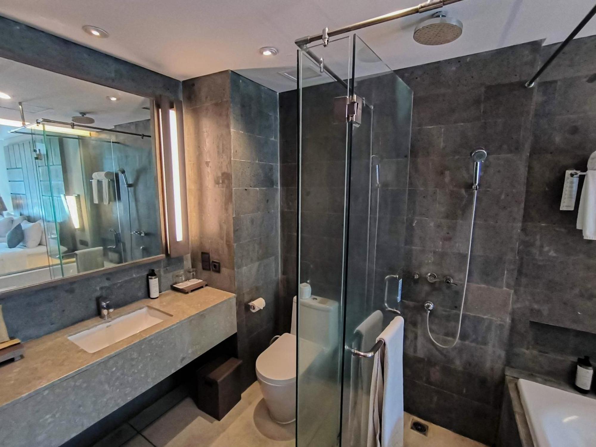 Wyndham Tamansari Jivva Resort Bali Siyut Kültér fotó A bathroom in a hotel
