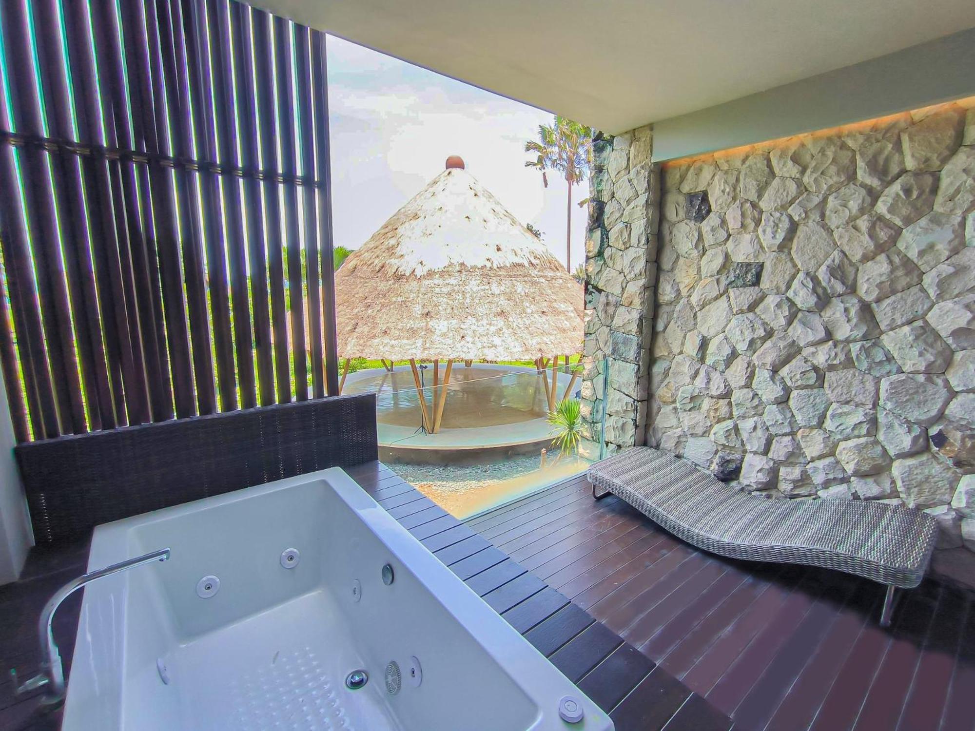 Wyndham Tamansari Jivva Resort Bali Siyut Kültér fotó A private onsen in Japan