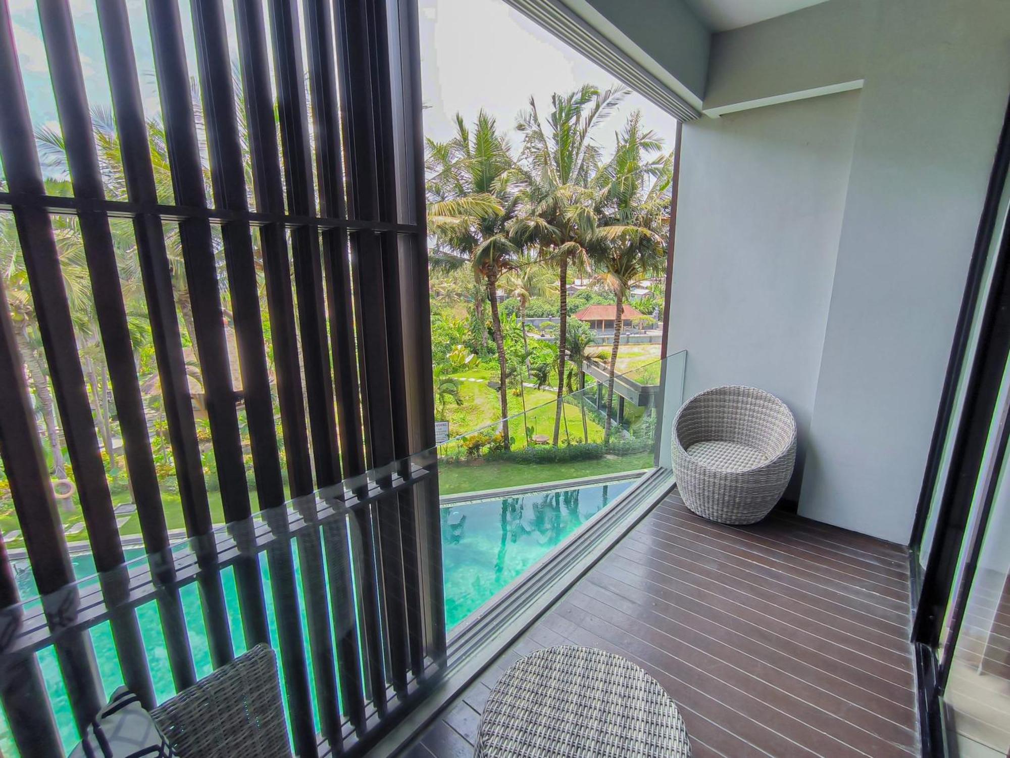 Wyndham Tamansari Jivva Resort Bali Siyut Kültér fotó A balcony in a condominium
