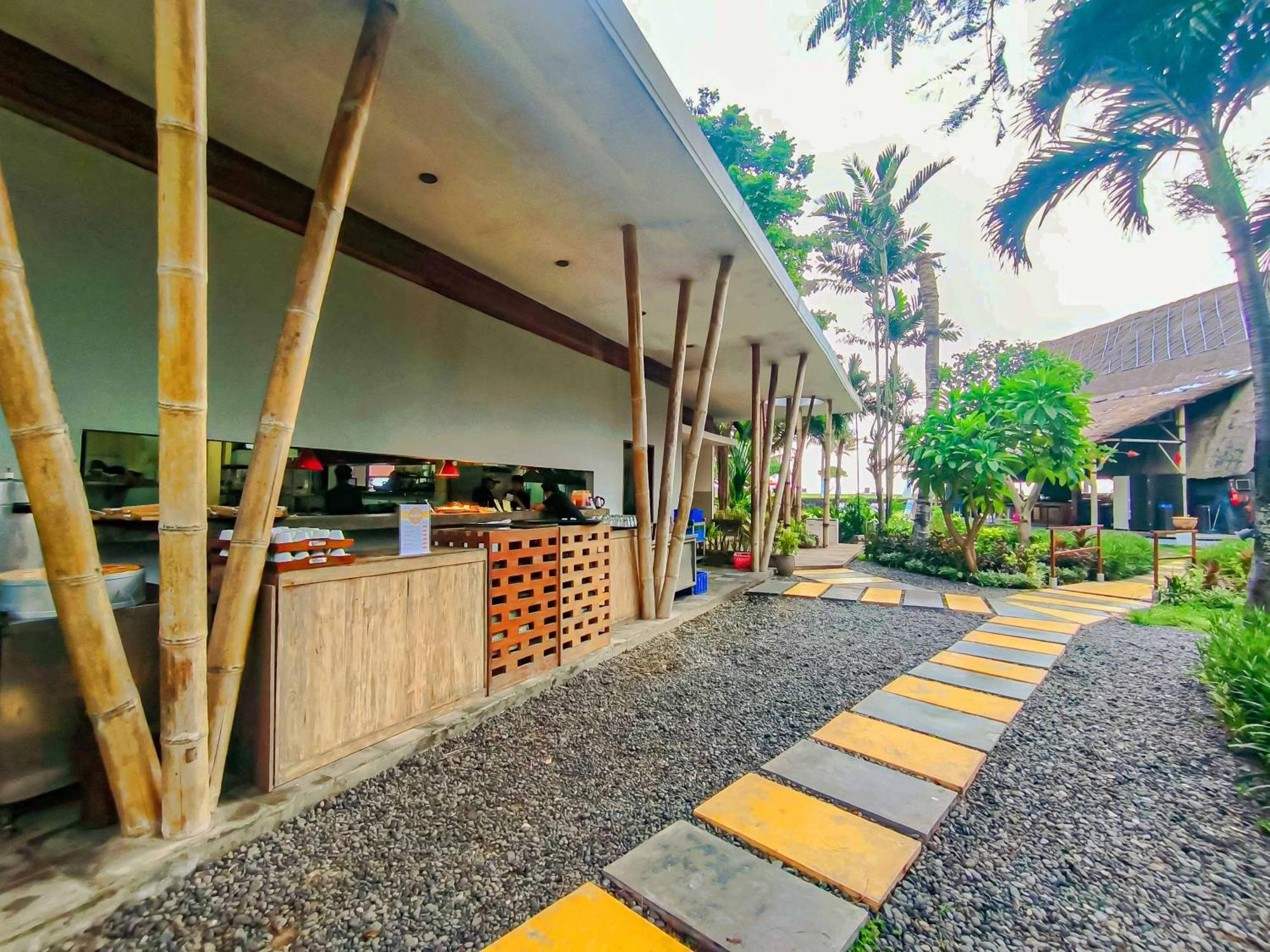 Wyndham Tamansari Jivva Resort Bali Siyut Kültér fotó The restaurant at the resort