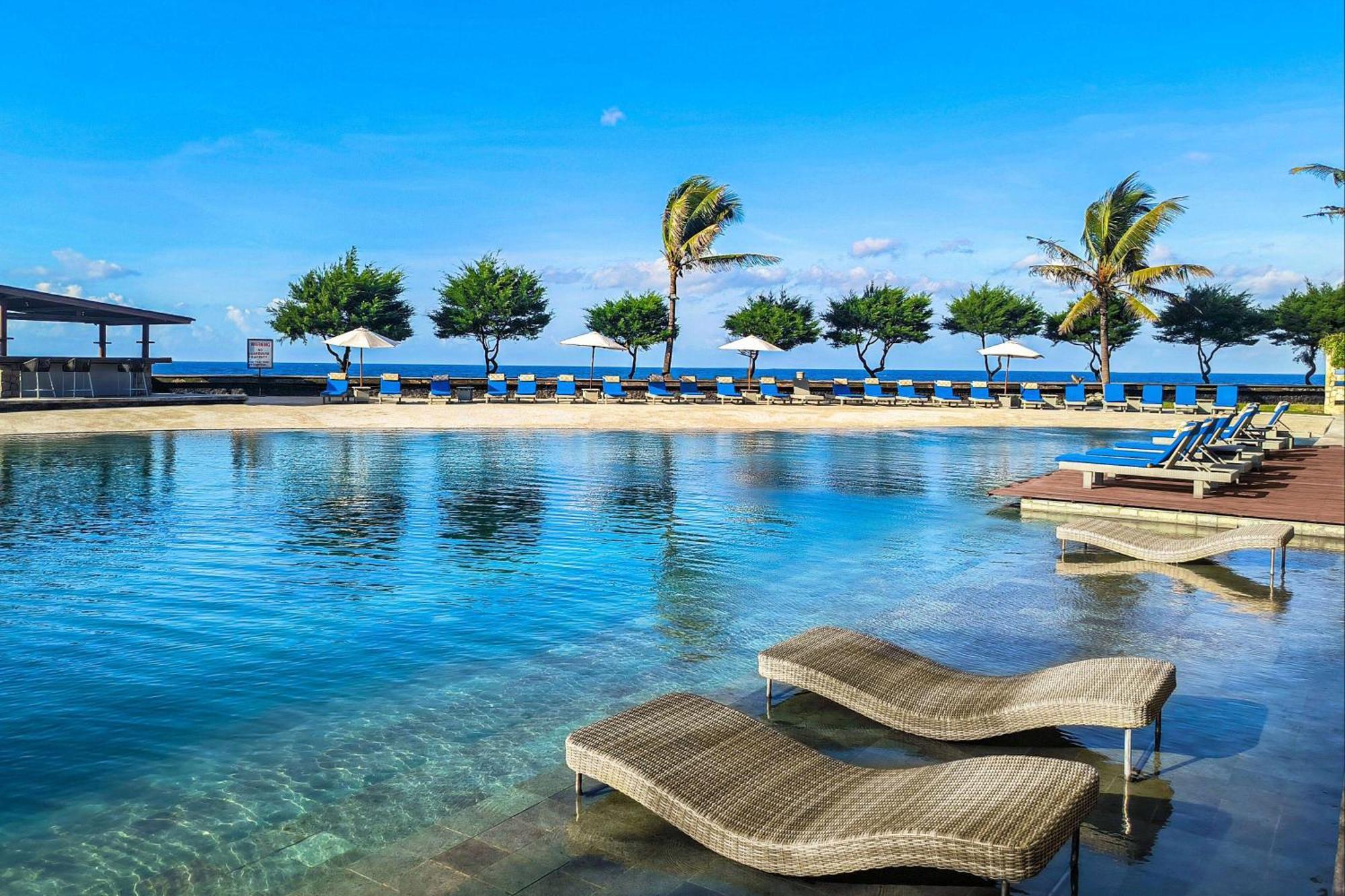 Wyndham Tamansari Jivva Resort Bali Siyut Kültér fotó The beach at the hotel