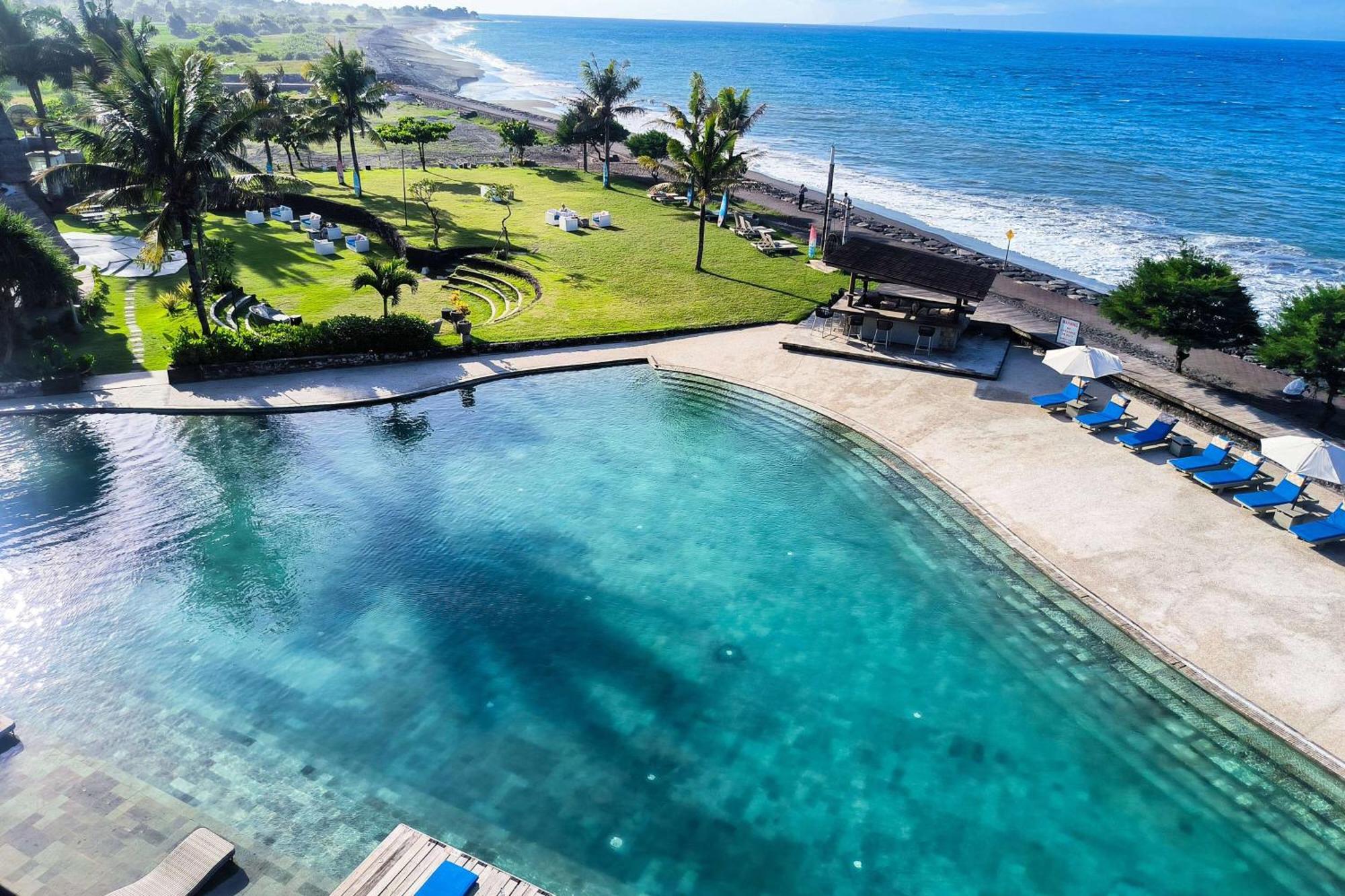 Wyndham Tamansari Jivva Resort Bali Siyut Kültér fotó The beach at the hotel